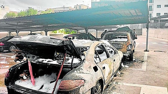 Arden cuatro coches en el parking de Santa Eulalia en Mérida