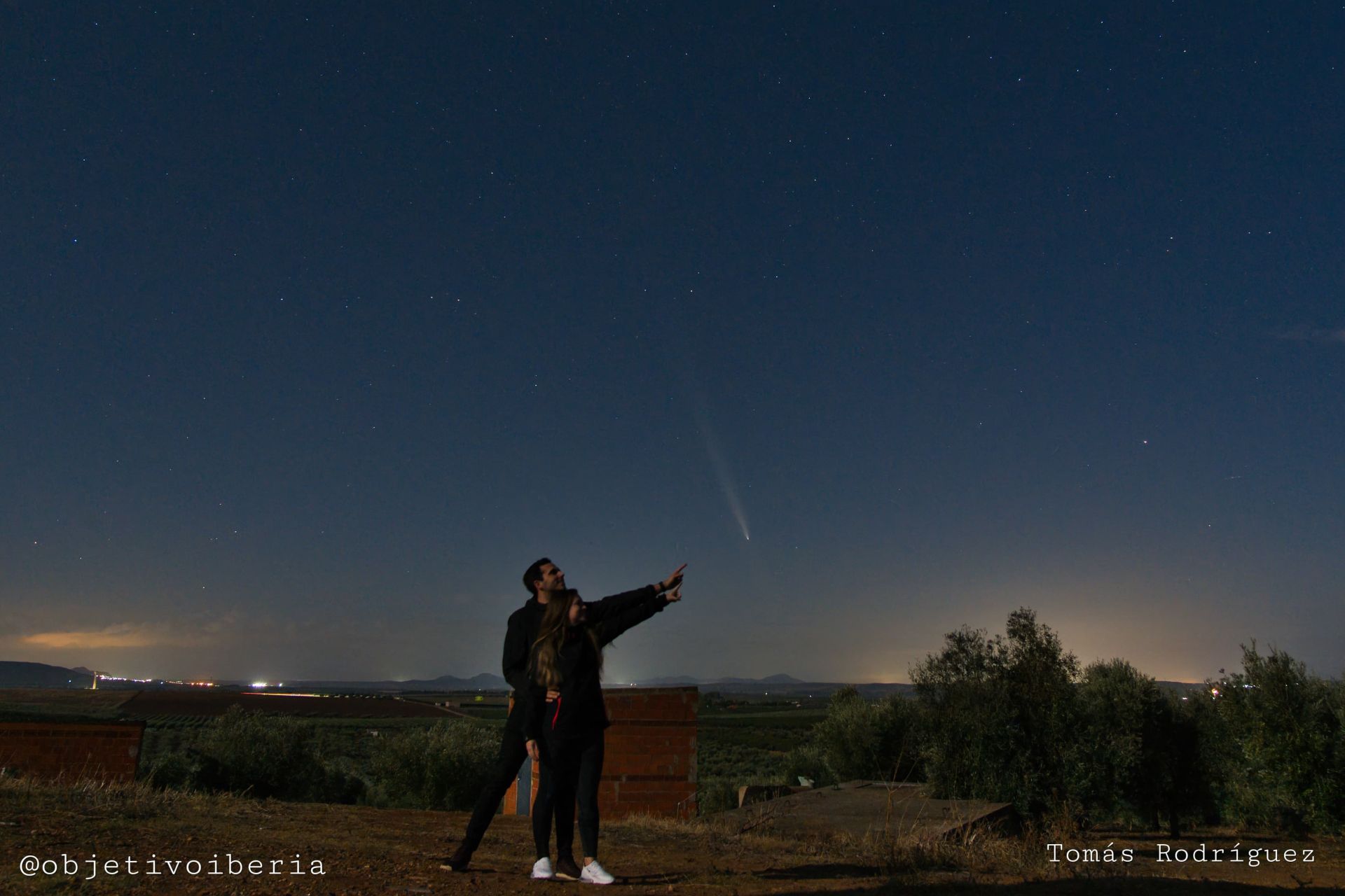 El cometa captado desde el norte de Guareña, a unos cuatro kilómetros del casco urbano.