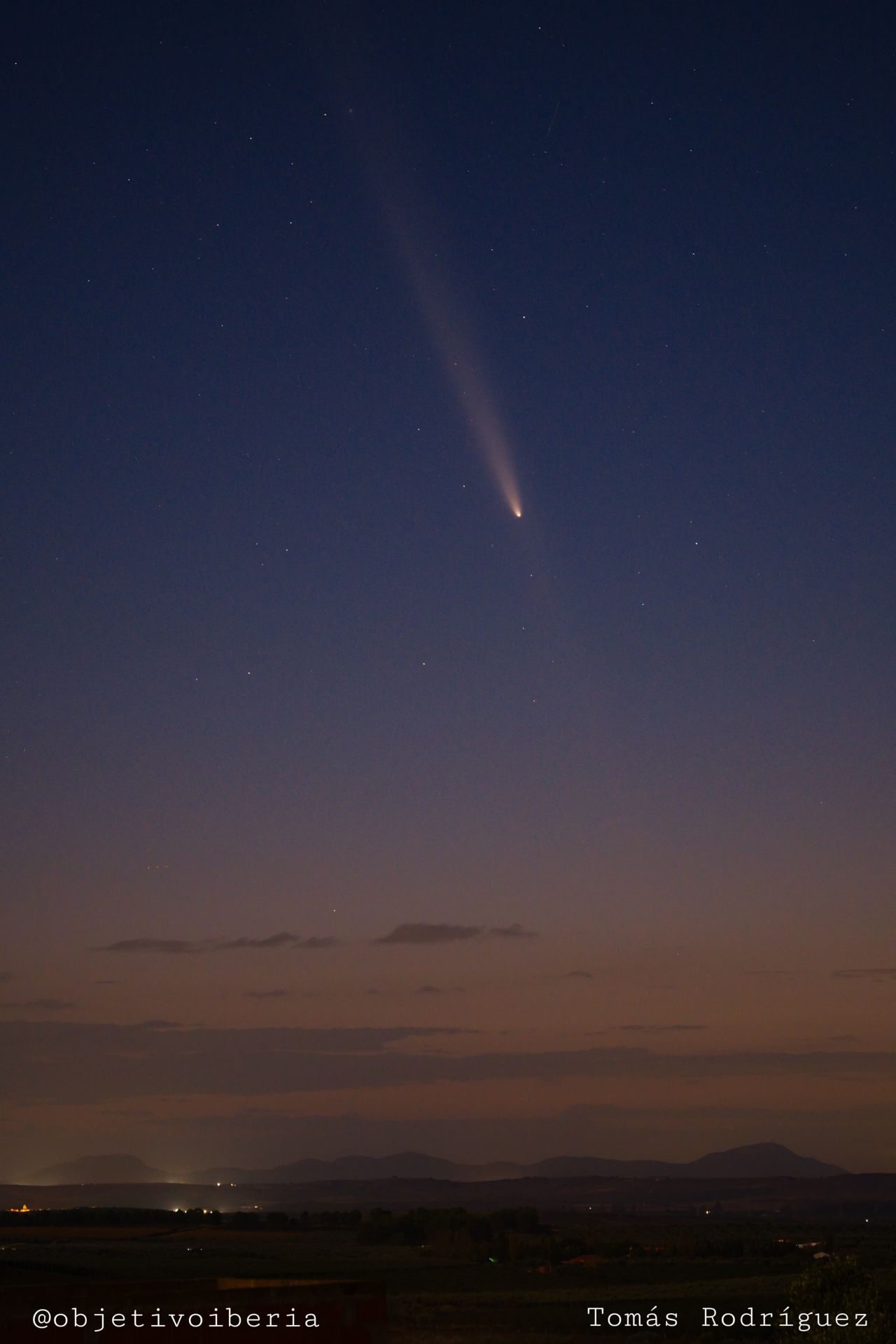 El cometa captado desde el norte de Guareña, a unos cuatro kilómetros del casco urbano