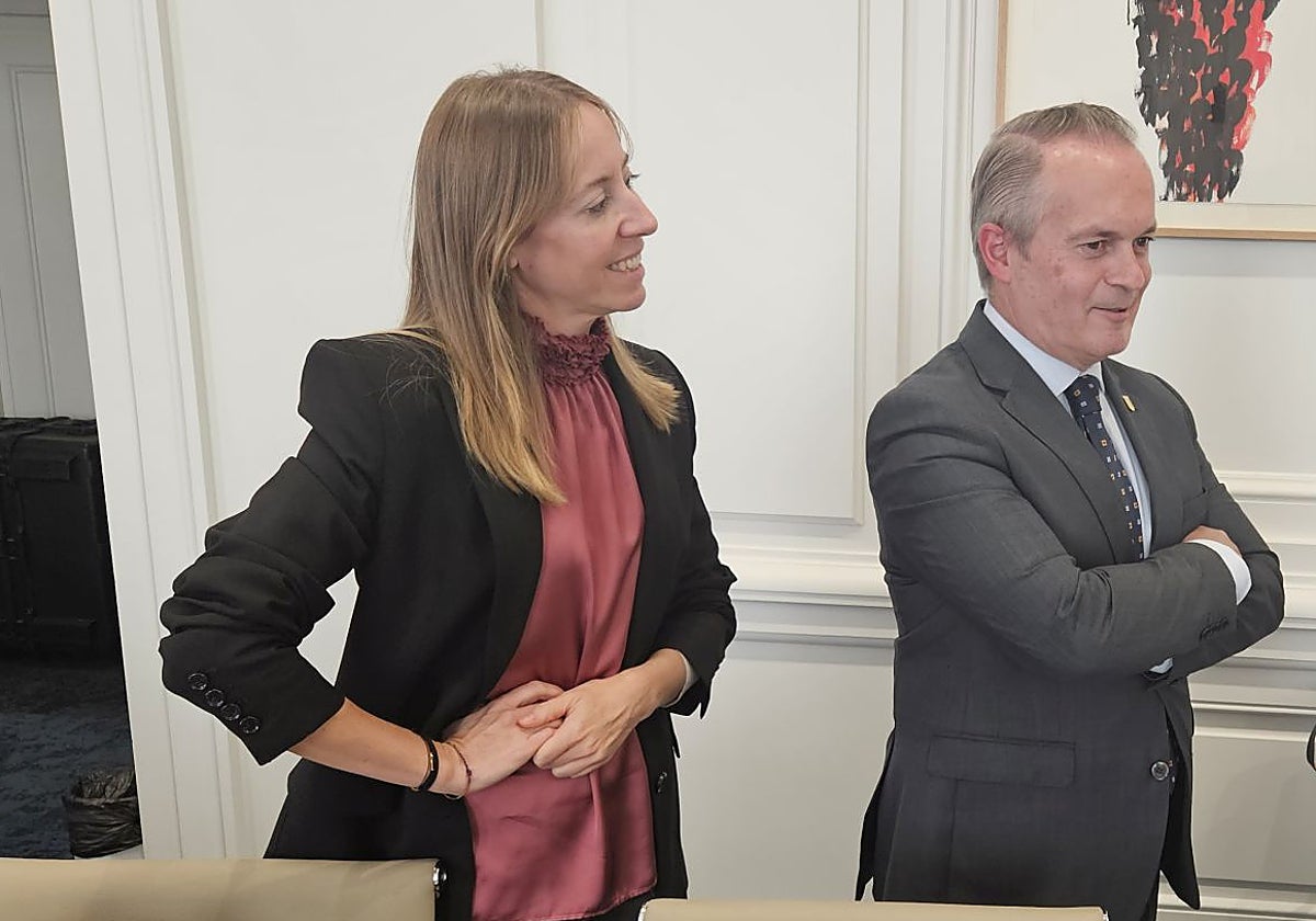 La secretaria general de Vivienda de la Junta, Lidia López, y el consejero de Infraestructuras, Manuel Martín.