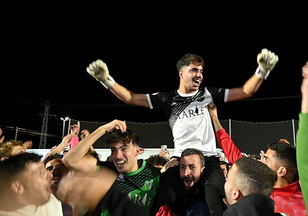 Fran Fernández, portero del Gévora, es sacado a hombros tras parar dos penaltis en la tanda ante el Playas de Sotavento.