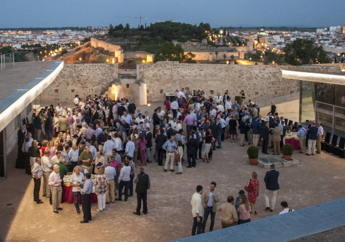 Público en un aperitivo en el Fuerte de San Cristóbal.