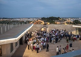 Público en un aperitivo en el Fuerte de San Cristóbal.