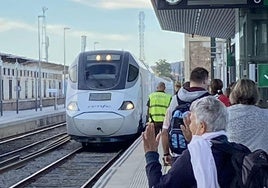 Imagen del Alvia en la estación de tren de Cáceres.