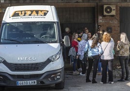 Empleados de Upan entran en la asamblea de trabajadores celebrada este miércoles en la fábrica cacereña.