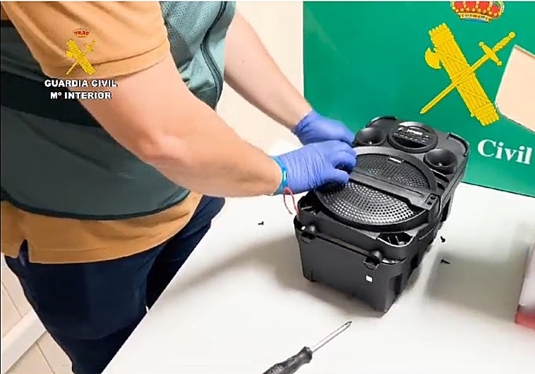 Un agente de la Guardia Civil manipula uno de los altavoces incautados.