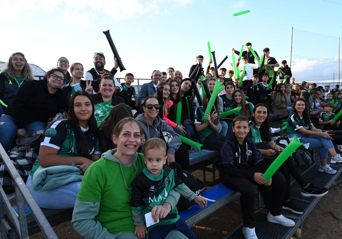 Aficionados del Gévora presencian el partido ante el Sotavento.