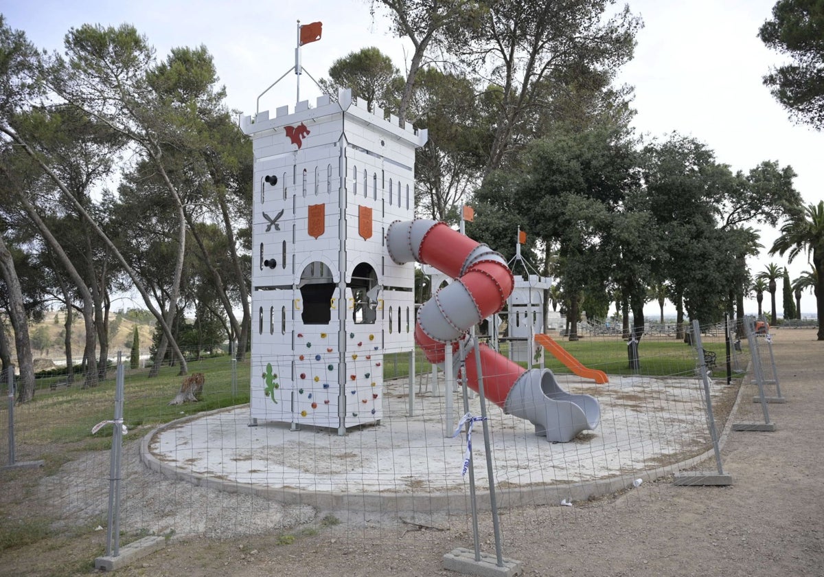 Juego infantil en el parque de la Alcazaba financiado con el plan de impulso a la economía local de 2022.