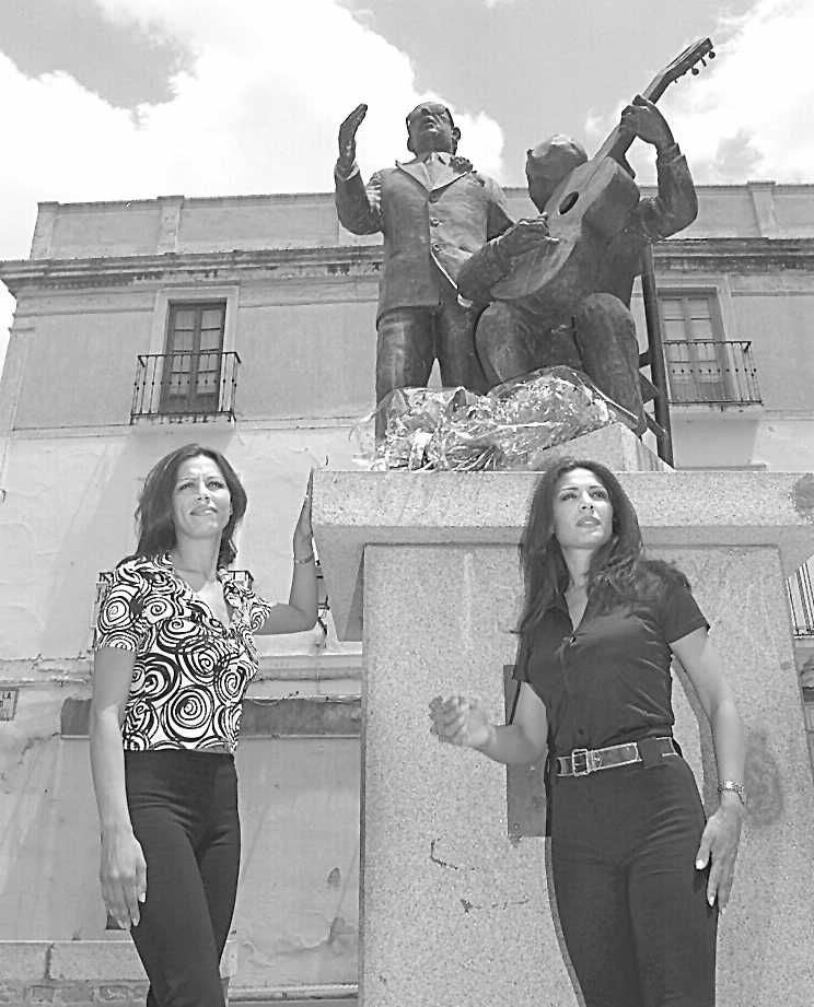 Las hermanas Salazar depositaron flores en la estatua de su tío Porrina de Badajoz. 