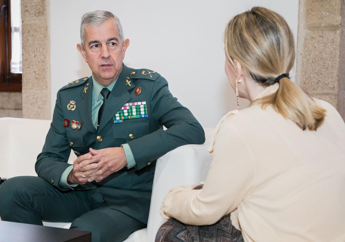 Carlos Sarrión Resa, en un encuentro con la presidenta de la Junta de Extremadura, María Guardiola.