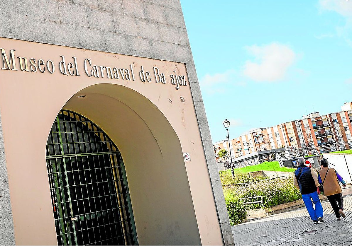 La puerta de acceso al Museo del Carnaval, cerrada.
