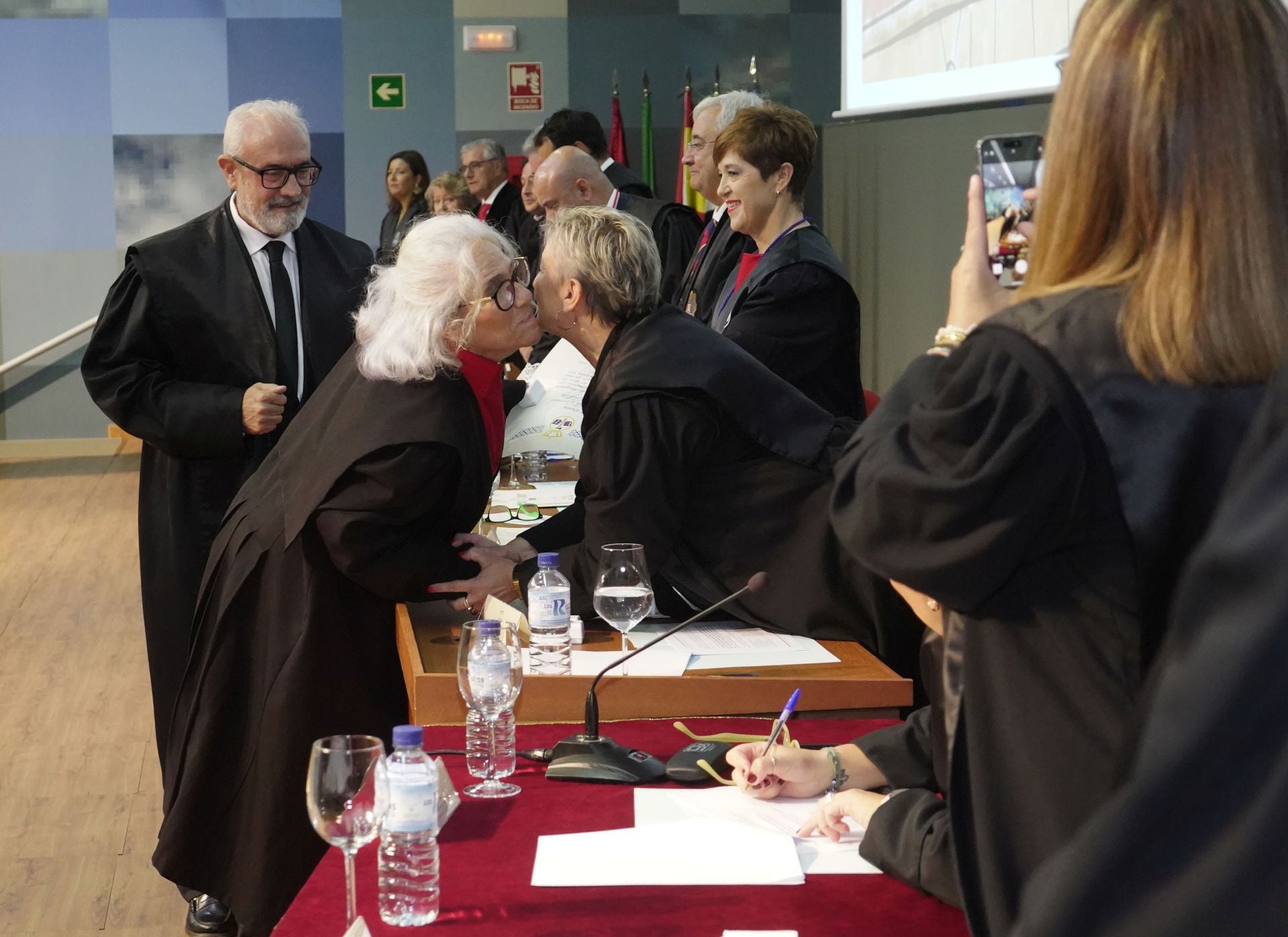 Fotos | Entrega de medallas a abogados veteranos en Badajoz