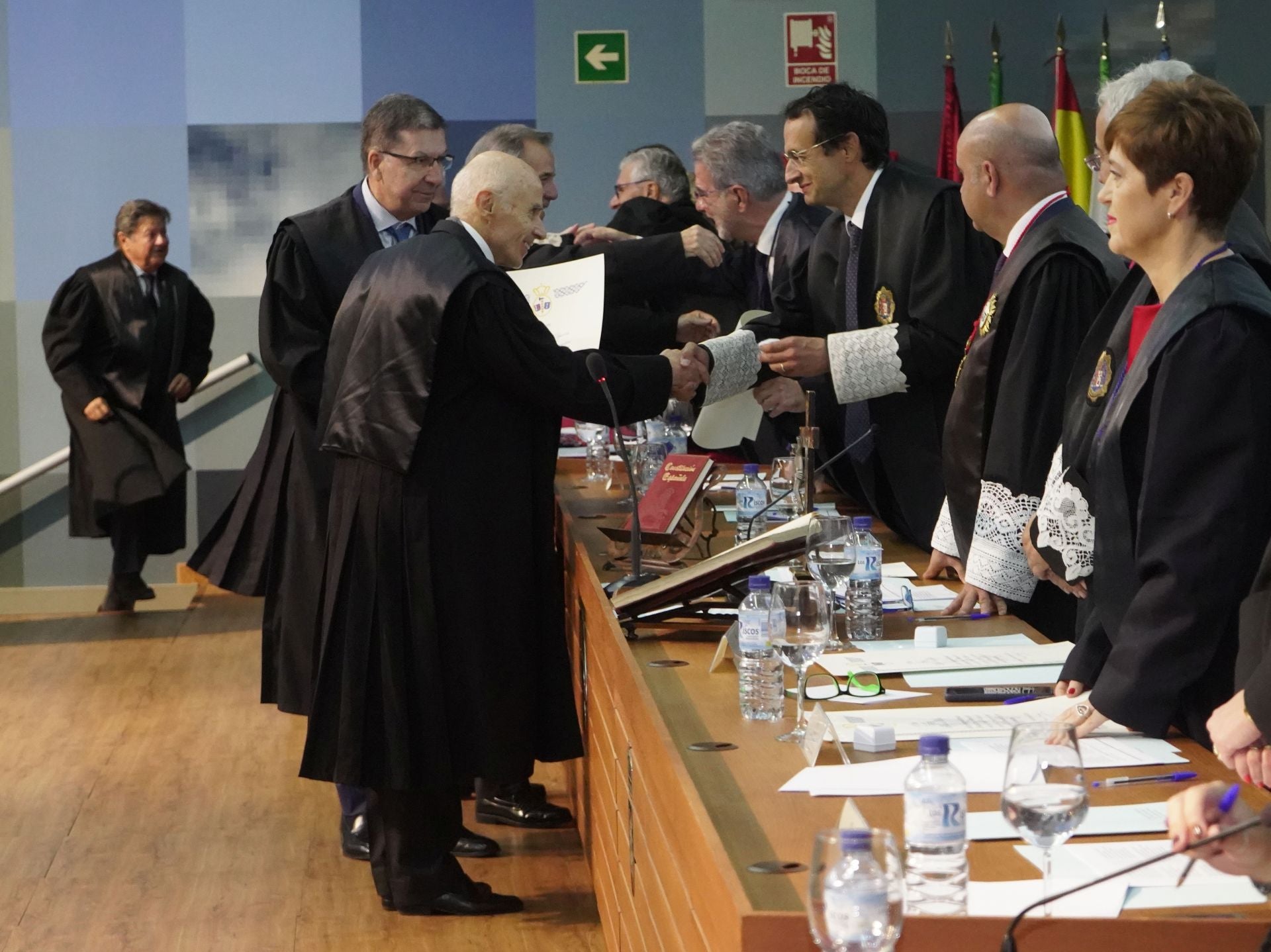 Fotos | Entrega de medallas a abogados veteranos en Badajoz
