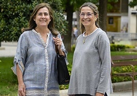 Maribel y Toni, en la plaza de los Alféreces de Badajoz .