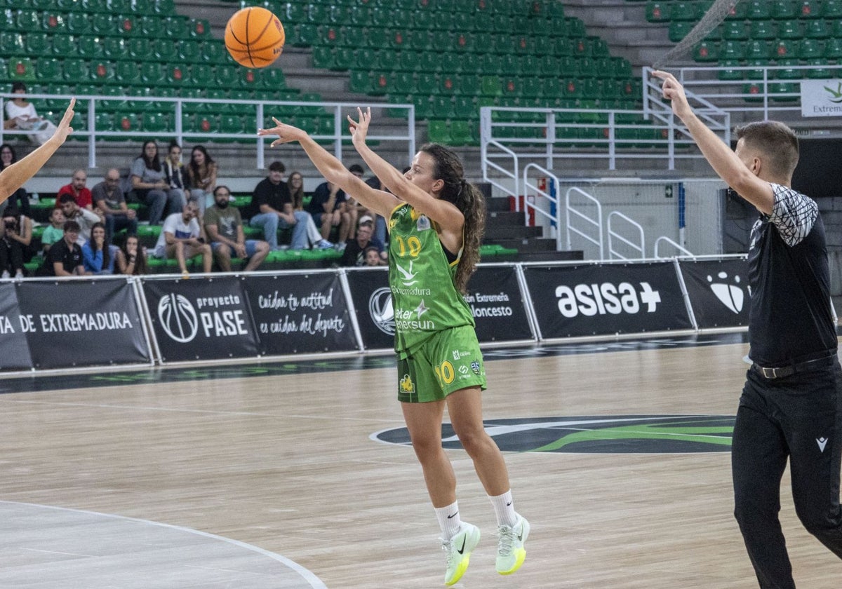 Alicia Morales tira a canasta durante un partido.