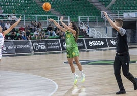 Alicia Morales tira a canasta durante un partido.