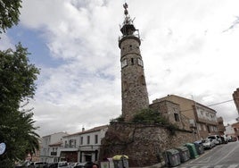 Imagen de la Torre del Trabajo, en la Plaza de Antonio Canales.