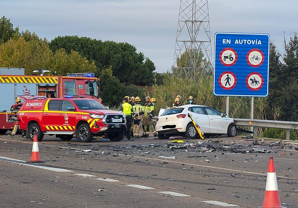 Los equipos de emergencias trabajando en el lugar de los hechos.