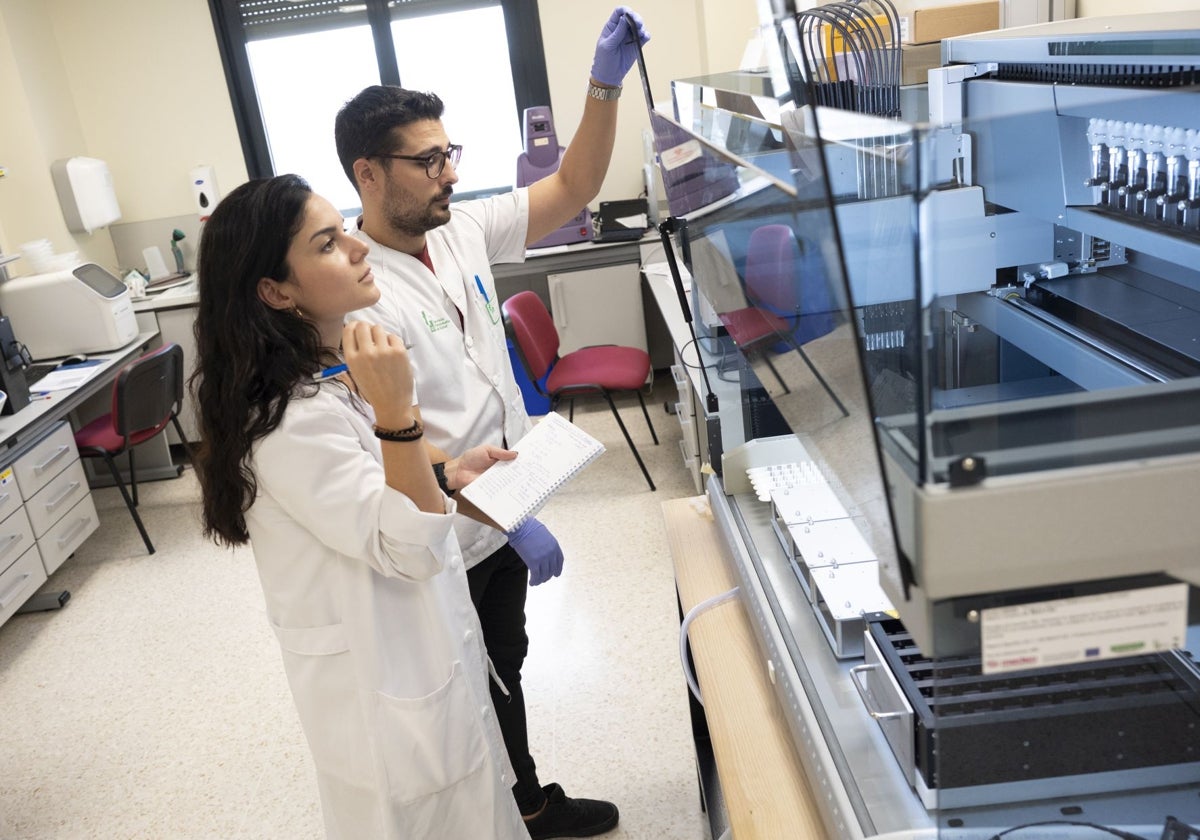 Sanitarios de la Unidad de Farmacogenética realizan pruebas en el Hospital Universitario de Badajoz.