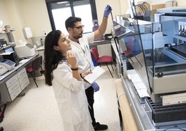 Sanitarios de la Unidad de Farmacogenética realizan pruebas en el Hospital Universitario de Badajoz.