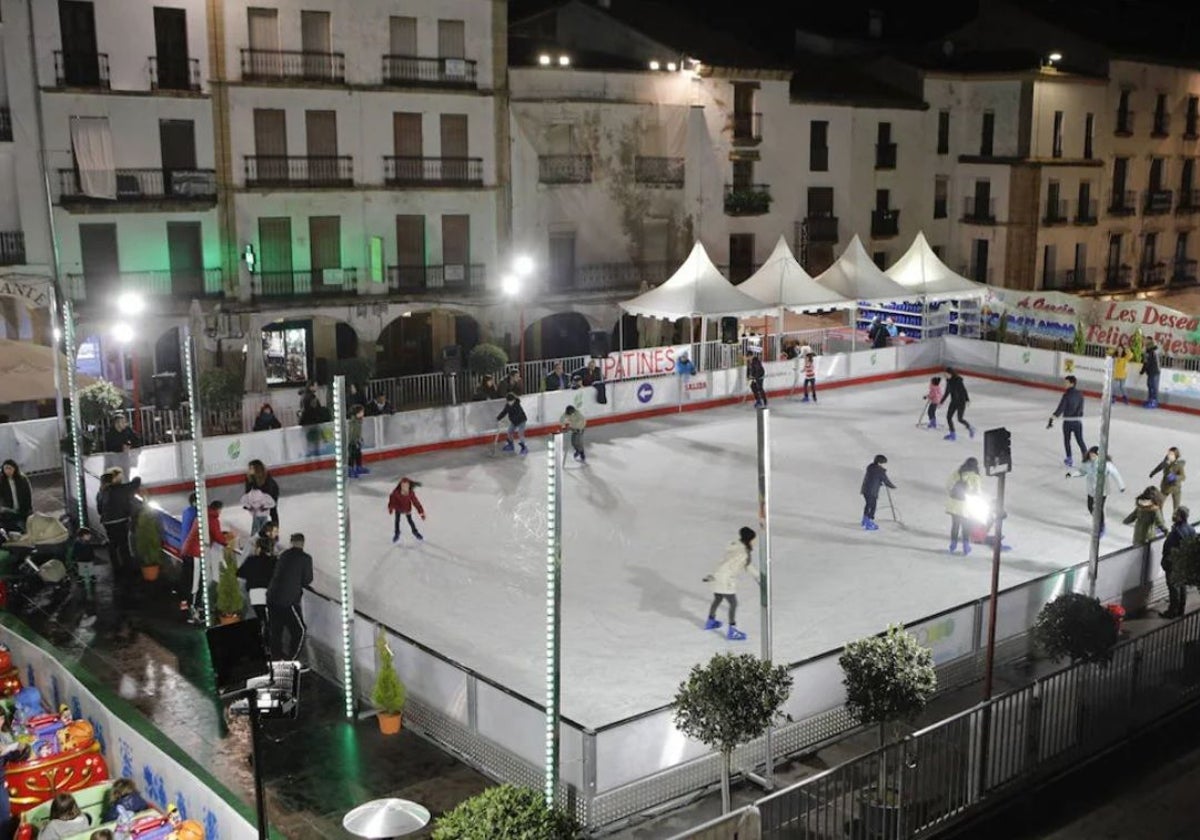 Pista de patinaje en la Plaza Mayor de Cáceres en una imagen de archivo.