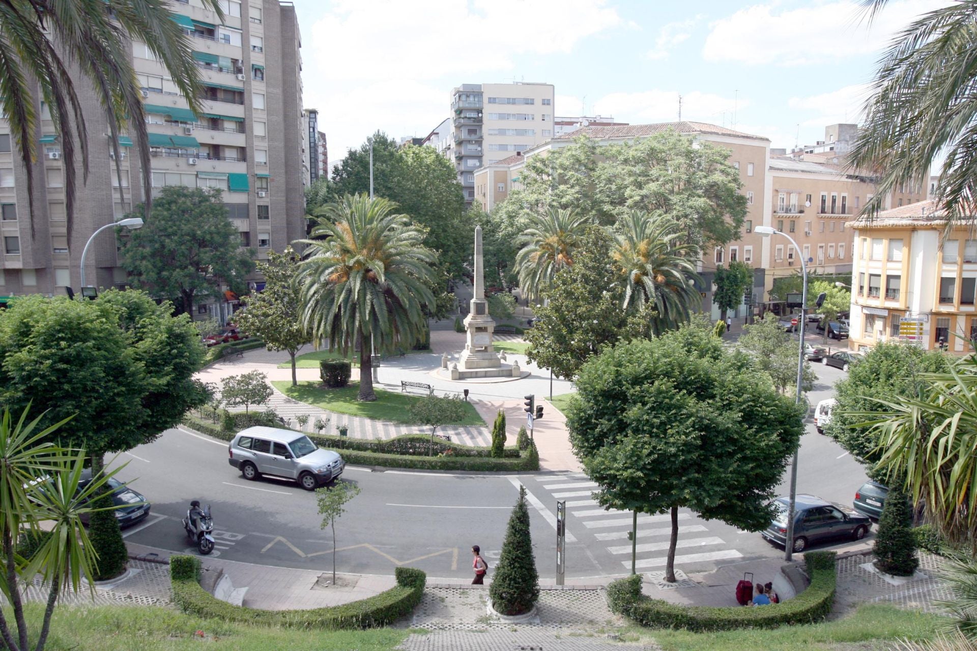 El obelisco de la Plaza de Conquistadores de Cáceres.