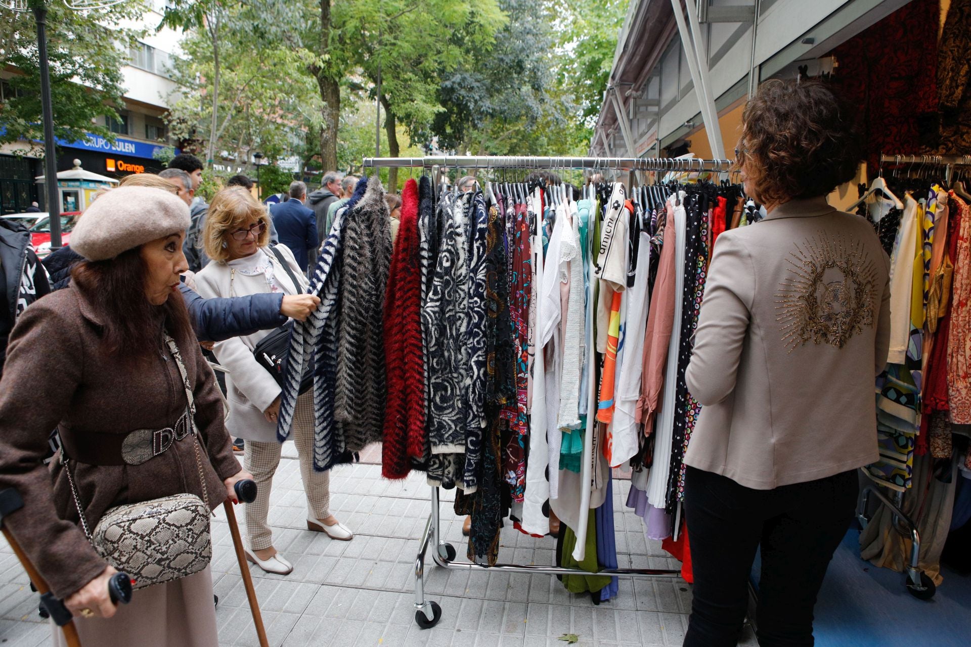 Compradoras en la Feria del Stock que se celebra en el Paseo de Cánovas.