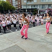 Fotos (II) | Sesión de zumba contra el cáncer de mama en Badajoz