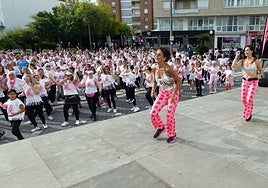 Fotos (II) | Sesión de zumba contra el cáncer de mama en Badajoz