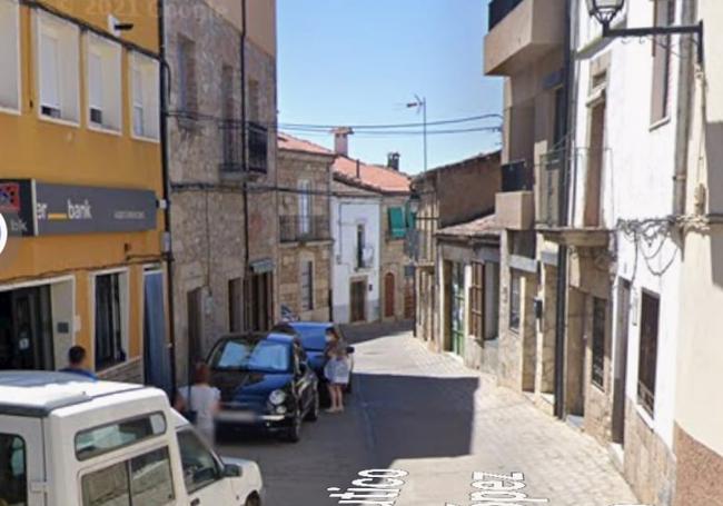 Calle Farmacéutico Don José Luis López Carrasco, en Valverde del Fresno.