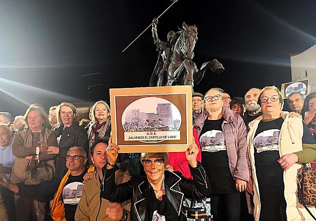 Una manifestante porta el logotipo de la concentración