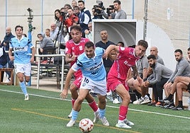 Chavalés trata de llevarse el balón en el duelo ante el Tenerife B.