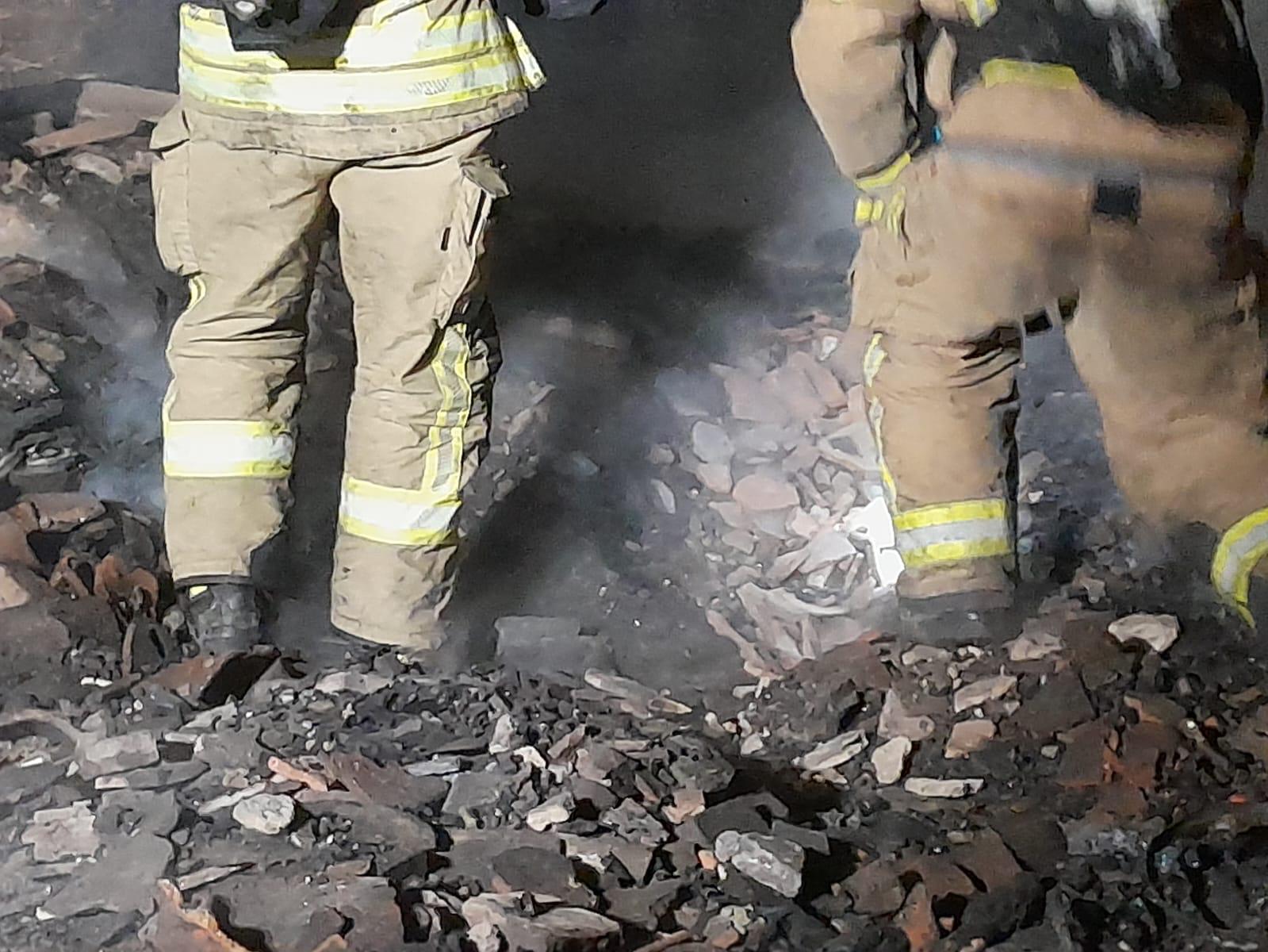 Labores de extinción y rescate en la vivienda.