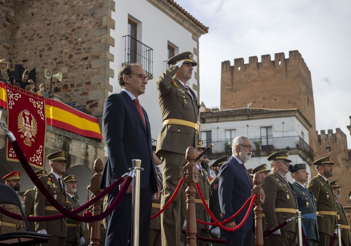 Imagen principal - En la imagen superior, el alcalde Mateos y el coronel Kromer. Debajo, Antonio Hernández y su hija María, que juraron bandera. Sobre estas líneas, otro civil presta juramento.