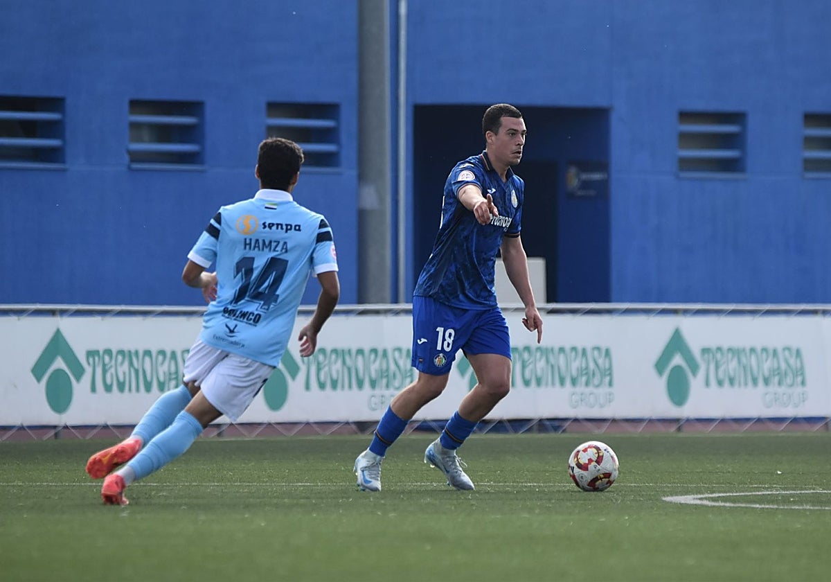 El celeste Hamza persigue a Damián en el duelo de este domingo.