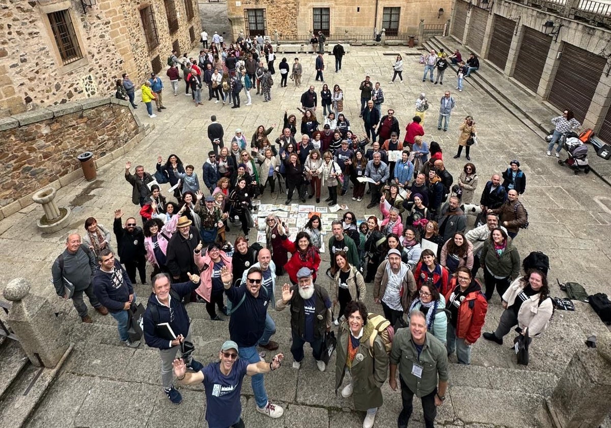 Imagen principal - En la fotografía superior, los participantes en la plaza de San Jorge. Debajo, una captura con algunas de las obras del encuentro. Sobre estas líneas, Julián González de la montaña, Paloma Paniagua y Francis Méndez, promotores del encuentro artístico.