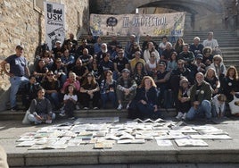 Foto de familia de algunos de los dibujantes que han protagonizado el Art Festival.