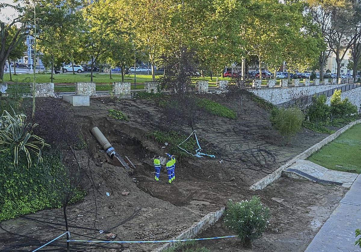 Trabajadores de Aqualia en una de las tuberías de la zona.
