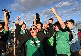 Aficionados del Gévora antes de la ronda previa ante el Playa de Sotavento canario.