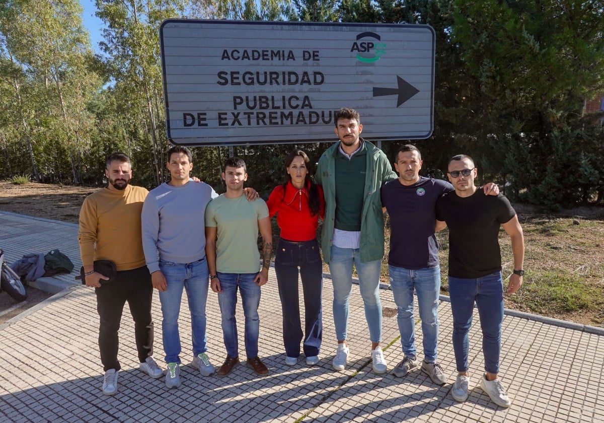 Un grupo de personas con la oposición aprobada de Policía Local, ayer, en Badajoz, en las proximidades de la Academia de Seguridad Pública.