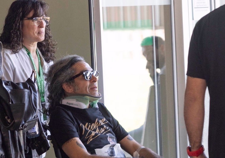 Mario Vaquerizo, con collarín, a su salida del Hospital Universitario de Cáceres este lunes por la puerta de urgencias.