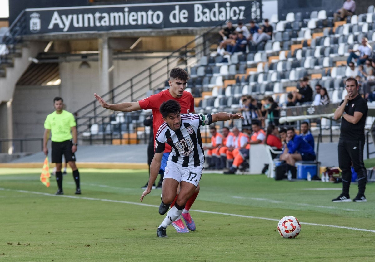 Álex Herrera presionado por Tici, el bigoleador del Jaraíz.