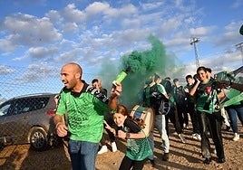 Aficionados del Gévora en los alrededores del estadio antes de la eliminatoria previa frente al Playa de Sotavento canario.