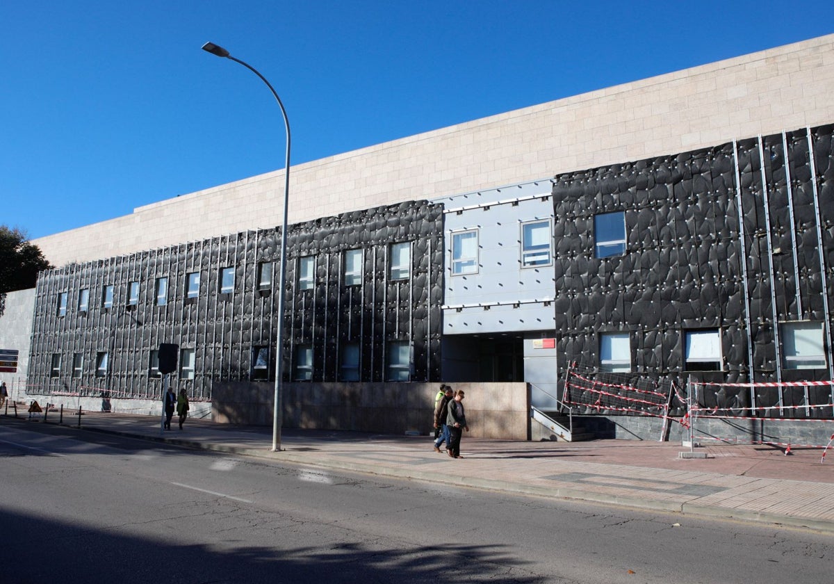 Aspecto de la fachada del Palacio de Justicia de Cáceres, en pleno cambio.