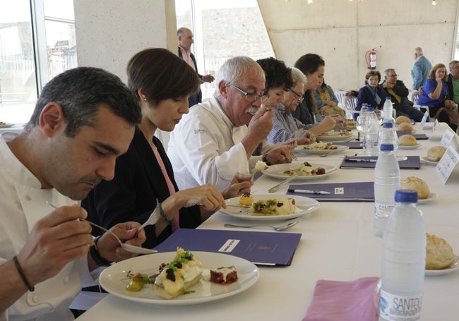 El jurado este miércoles degustando una de las versiones del pargo.