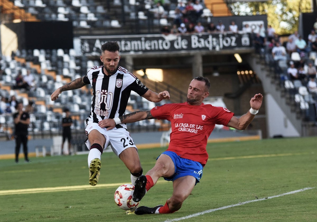 Santi Luque fue la gran novedad en el once del Badajoz.