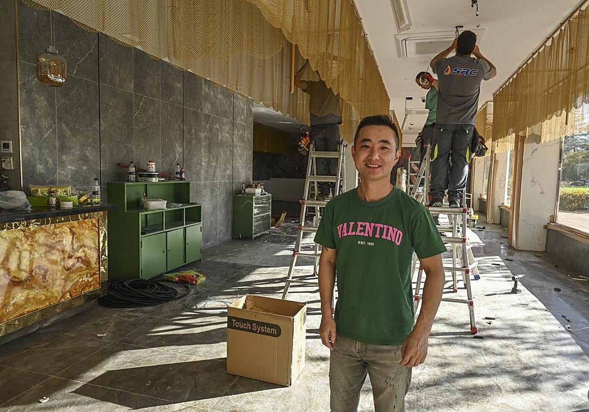 Pablo Zhang días antes de la reapertura del restaurante.