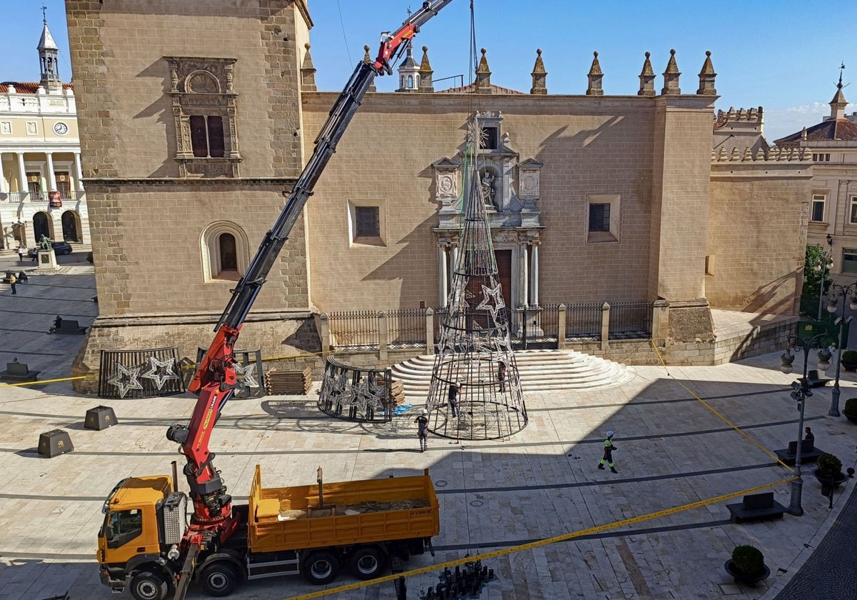 Instalación del árbol de Navidad ayer en plaza de España.