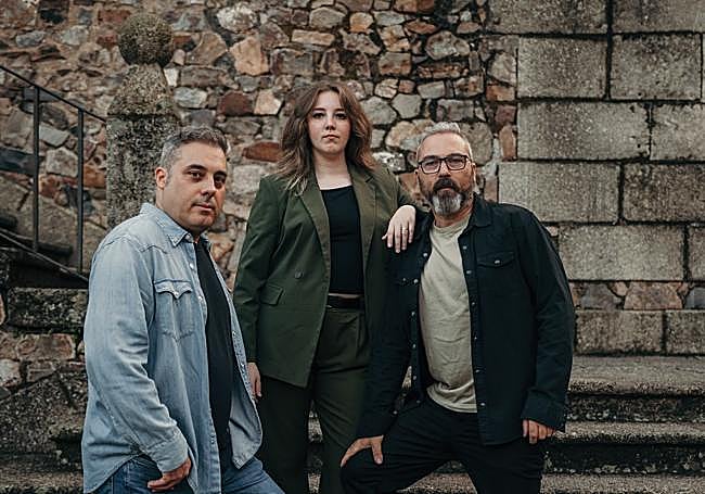 Conchy Mendo (voz), Oscar Trigoso (batería) y Antonio Mariscal (bajo), de la banda Monalisa.