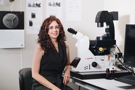 La doctora María Llorens-Martín en su laboratorio.